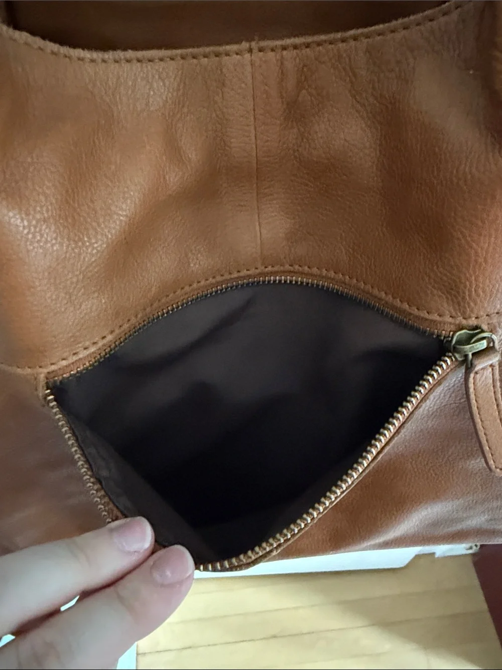 Vilenca Holland • Classic Tan Leather Handbag - Picture 9 of 9